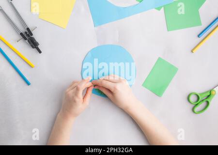 terra tagliata da carta intorno agli alberi terra giorno concetto capretto del mestiere di carta Foto Stock