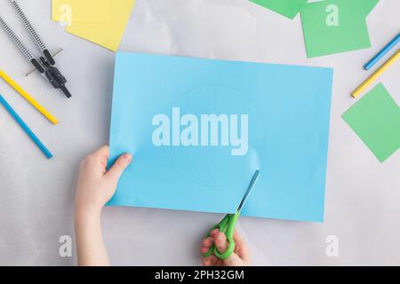 terra tagliata da carta intorno agli alberi terra giorno concetto capretto del mestiere di carta Foto Stock