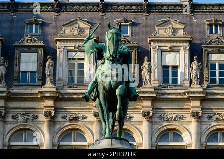 Questa foto di paesaggio è stata scattata, in Europa, in Francia, nell'ile de France, a Parigi, in estate. Vediamo la Statua di Etienne Marcel, sotto il sole. Foto Stock