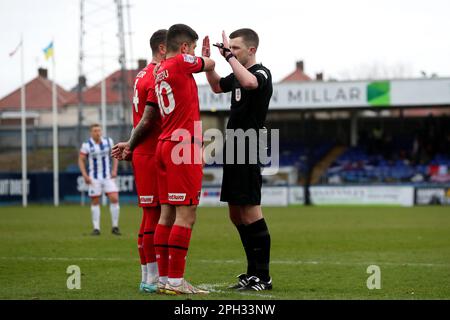 L'arbitro della partita ed Duckworth spiega la regola della palla a mano a Ruel Sotiriou e George Moncur di Leyton Orient durante la partita della Sky Bet League 2 tra Hartlepool United e Leyton Orient a Victoria Park, Hartlepool, sabato 25th marzo 2023. (Foto: Mark Fletcher | NOTIZIE MI) Credit: NOTIZIE MI & Sport /Alamy Live News Foto Stock