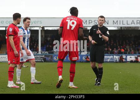 L'arbitro della partita ed Duckworth mostra Omar Beckles di Leyton Orient un cartellino giallo durante la partita della Sky Bet League 2 tra Hartlepool United e Leyton Orient a Victoria Park, Hartlepool, sabato 25th marzo 2023. (Foto: Mark Fletcher | NOTIZIE MI) Credit: NOTIZIE MI & Sport /Alamy Live News Foto Stock