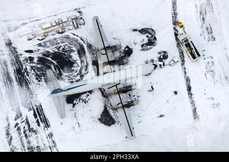 Everts Air Cargo C-188A Liftmaster Aircraft. Vista dall'alto del piano DC-6 (versione DC-6A). Aeroplano equipaggiato con vecchi motori radiali P&W R-2800. Foto Stock