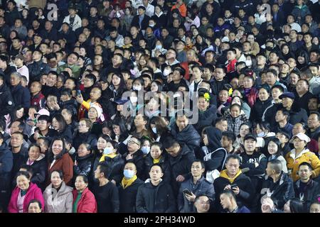 QIANDONGNAN, CINA - 25 MARZO 2023 - la folla guarda le finali del primo campionato di basket 'Beautiful Village' a Taipan Village, Qiandongnan, Guizh Foto Stock