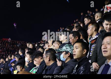 QIANDONGNAN, CINA - 25 MARZO 2023 - la folla guarda le finali del primo campionato di basket 'Beautiful Village' a Taipan Village, Qiandongnan, Guizh Foto Stock