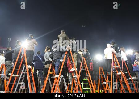 QIANDONGNAN, CINA - 25 MARZO 2023 - i fotografi scattano foto delle finali del primo torneo di basket 'Beautiful Village' a Taitan Village Foto Stock