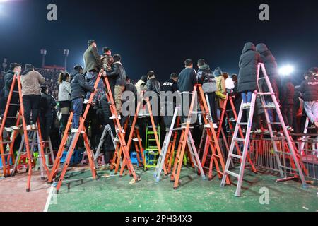 QIANDONGNAN, CINA - 25 MARZO 2023 - i fotografi scattano foto delle finali del primo torneo di basket 'Beautiful Village' a Taitan Village Foto Stock