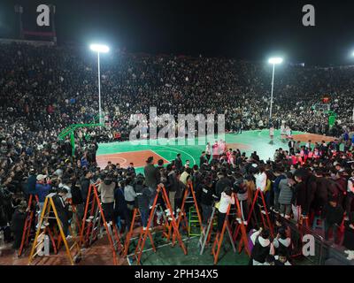 QIANDONGNAN, CINA - 25 MARZO 2023 - i fotografi scattano foto delle finali del primo torneo di basket 'Beautiful Village' a Taitan Village Foto Stock