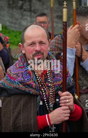 Calhetas, Portogallo. 25th Mar, 2023. I pellegrini cattolici noti come Romeiros, riposano sulla strada durante la loro passeggiata di 8 giorni intorno all'isola delle Azzorre di Sao Miguel, 25 marzo 2023 a Calhetas, Portogallo. I pellegrini visitano 100 santuari e chiese durante l'evento che risale al 1522, quando un terremoto distrusse i primi insediamenti. Credit: Richard Ellis/Richard Ellis/Alamy Live News Foto Stock