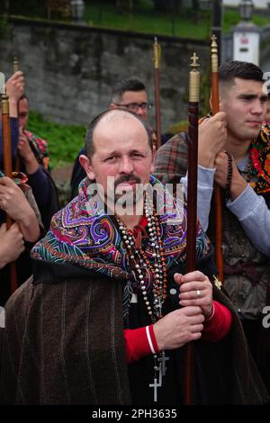 Calhetas, Portogallo. 25th Mar, 2023. I pellegrini cattolici noti come Romeiros, riposano sulla strada durante la loro passeggiata di 8 giorni intorno all'isola delle Azzorre di Sao Miguel, 25 marzo 2023 a Calhetas, Portogallo. I pellegrini visitano 100 santuari e chiese durante l'evento che risale al 1522, quando un terremoto distrusse i primi insediamenti. Credit: Richard Ellis/Richard Ellis/Alamy Live News Foto Stock