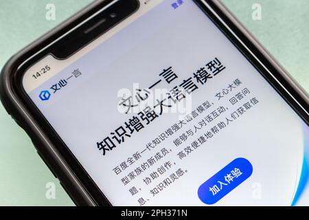 Sito web di ERNIE Bot visto in un iPhone. ERNIE Bot è un progetto di chatbot ai (progetto in stile ChatGPT) basato sulla tecnologia ERNIE Model di Baidu inc Foto Stock