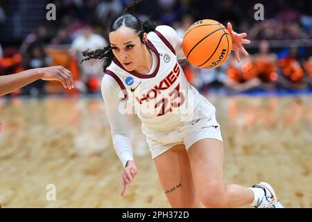 Seattle, Washington, Stati Uniti. 25th Mar, 2023. La guardia degli hokies della Virginia Tech Kayana Traylor (23) si dirige verso il basket durante la prima metà della partita di pallacanestro della NCAA Regional Semifinal femminile tra i volontari del Tennessee e gli hokies della Virginia Tech alla Climate Pledge Arena di Seattle, Washington. Steve Faber/CSM/Alamy Live News Foto Stock