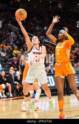 Seattle, Washington, Stati Uniti. 25th Mar, 2023. Virginia Tech Hokies Guard Georgia Amoore (5) si eleva per un laico durante la prima metà della partita di basket NCAA Regional Semifinal femminile tra i volontari del Tennessee e i Virginia Tech Hokies alla Climate Pledge Arena di Seattle, WA. Steve Faber/CSM/Alamy Live News Foto Stock