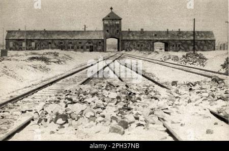 La ferrovia e l'ingresso principale al campo di concentramento di Auschwitz prese dopo la sua liberazione da parte dell'Armata Rd nel 1945. Foto Stock