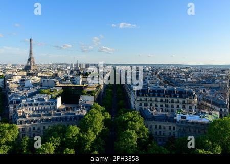 Questa foto di paesaggio è stata scattata, in Europa, in Francia, nell'ile de France, a Parigi, in estate. Potrete vedere Avenue Kleber, la Torre Eiffel e il Chail Foto Stock