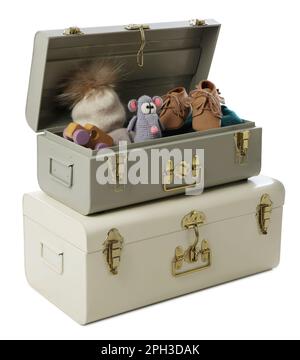 Elegante vano portaoggetti con scarpe e giocattoli per bambini su sfondo bianco. Elementi interni Foto Stock