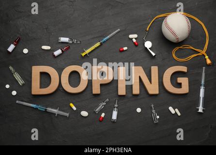 Composizione piatta con doping parola, palla da baseball e droghe su tavolo nero Foto Stock