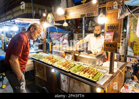 Il mercato notturno di strada PAI o conosciuto come strada pedonale opera giornalmente a Pai, nel Nord della Thailandia ed è una delle principali destinazioni turistiche mentre si trova a Pai Foto Stock