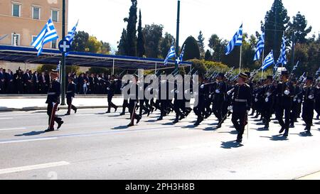 Atene, Grecia. 25th Mar, 2023. (INT) Parata greca del giorno dell'Indipendenza. 25 marzo 2023, Atene, Grecia: Festa nazionale dell'indipendenza greca, che si celebra ogni anno in Grecia il 25 marzo, commemorando l'inizio della guerra di indipendenza greca nel 1821. C'è stata una sfilata di ufficiali militari, velivoli espositore e molte persone sono uscite a vederla e naturalmente con la presenza e il discorso del presidente greco Katerina Sakellaropoulou. Credit: Julia Mineeva/Thenews2 (Credit Image: © Julia Mineeva/TheNEWS2 via ZUMA Press Wire) SOLO PER USO EDITORIALE! Non per USO commerciale! Foto Stock