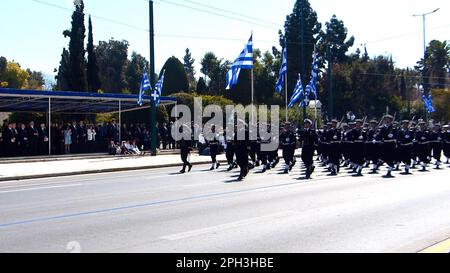 Atene, Grecia. 25th Mar, 2023. (INT) Parata greca del giorno dell'Indipendenza. 25 marzo 2023, Atene, Grecia: Festa nazionale dell'indipendenza greca, che si celebra ogni anno in Grecia il 25 marzo, commemorando l'inizio della guerra di indipendenza greca nel 1821. C'è stata una sfilata di ufficiali militari, velivoli espositore e molte persone sono uscite a vederla e naturalmente con la presenza e il discorso del presidente greco Katerina Sakellaropoulou. Credit: Julia Mineeva/Thenews2 (Credit Image: © Julia Mineeva/TheNEWS2 via ZUMA Press Wire) SOLO PER USO EDITORIALE! Non per USO commerciale! Foto Stock