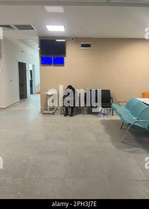 Uomo sopravvissuto al terremoto in attesa di un medico in ospedale. Foto Stock