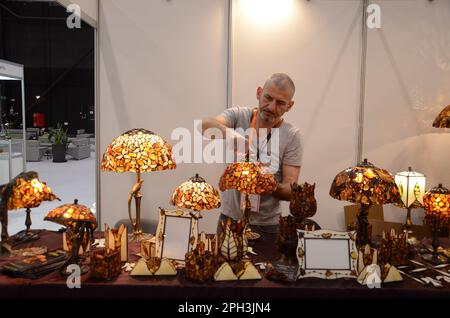 Danzica. 24th Mar, 2023. Questa foto scattata il 24 marzo 2023 mostra lampade color ambra all'Amber expo AMBERIF di Danzica, Polonia. La primavera 2023 AMBERIF si è tenuta il 22-25 marzo a Danzica. Credit: Notizie dal vivo su Chen Chen/Xinhua/Alamy Foto Stock