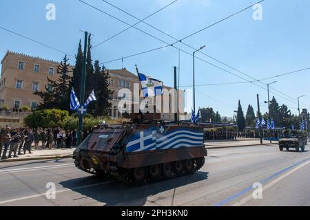 Atene, Grecia. 25th Mar, 2023. I veicoli militari partecipano a una parata militare che commemora la Giornata dell'Indipendenza greca ad Atene, in Grecia, 25 marzo 2023. Credit: Marios Lolos/Xinhua/Alamy Live News Foto Stock