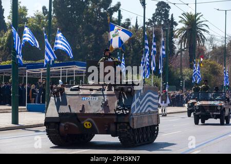 Atene, Grecia. 25th Mar, 2023. I veicoli militari vengono guidati durante una parata militare che commemorerà la Giornata dell'Indipendenza greca ad Atene, in Grecia, il 25 marzo 2023. Credit: Marios Lolos/Xinhua/Alamy Live News Foto Stock