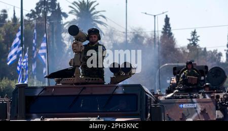 Atene, Grecia. 25th Mar, 2023. I veicoli militari vengono guidati durante una parata militare che commemorerà la Giornata dell'Indipendenza greca ad Atene, in Grecia, il 25 marzo 2023. Credit: Marios Lolos/Xinhua/Alamy Live News Foto Stock