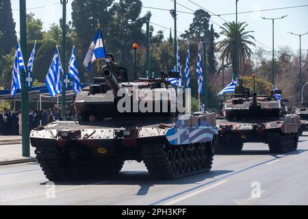 Atene, Grecia. 25th Mar, 2023. I veicoli militari partecipano a una parata militare che commemorerà la Giornata dell'Indipendenza greca ad Atene, in Grecia, 25 marzo 2023. Credit: Marios Lolos/Xinhua/Alamy Live News Foto Stock