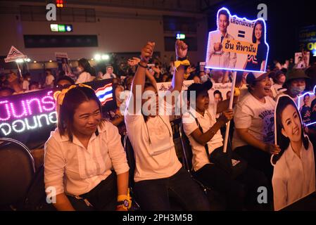 Nonthaburi, Thailandia. 25th Mar, 2023. I sostenitori del Partito delle Nazioni Unite Tailandesi ascoltano la campagna e svelano i candidati del Partito delle Nazioni Unite Tailandesi per la Camera dei rappresentanti al CENTRO Esposizioni e Congressi IMPACT, Distretto Pakkred, Provincia di Nonthaburi (Bangkok Greater). (Foto di Teera Noisakran/Pacific Press) Credit: Pacific Press Media Production Corp./Alamy Live News Foto Stock