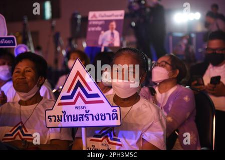 Nonthaburi, Thailandia. 25th Mar, 2023. I sostenitori del Partito delle Nazioni Unite Tailandesi ascoltano la campagna e svelano i candidati del Partito delle Nazioni Unite Tailandesi per la Camera dei rappresentanti al CENTRO Esposizioni e Congressi IMPACT, Distretto Pakkred, Provincia di Nonthaburi (Bangkok Greater). (Foto di Teera Noisakran/Pacific Press) Credit: Pacific Press Media Production Corp./Alamy Live News Foto Stock