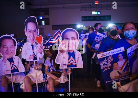 Nonthaburi, Thailandia. 25th Mar, 2023. I sostenitori del Partito delle Nazioni Unite Tailandesi ascoltano la campagna e svelano i candidati del Partito delle Nazioni Unite Tailandesi per la Camera dei rappresentanti al CENTRO Esposizioni e Congressi IMPACT, Distretto Pakkred, Provincia di Nonthaburi (Bangkok Greater). (Foto di Teera Noisakran/Pacific Press) Credit: Pacific Press Media Production Corp./Alamy Live News Foto Stock