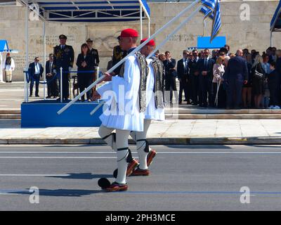 Atene, Grecia. 25th Mar, 2023. Piazza Syntagma, Tomba del Milite Ignoto e Cattedrale Metropolitana, Atene, 25 marzo 2023. Credit: Julia Mineeva/EGBN TV News/Alamy Live News/Alamy Live News Foto Stock