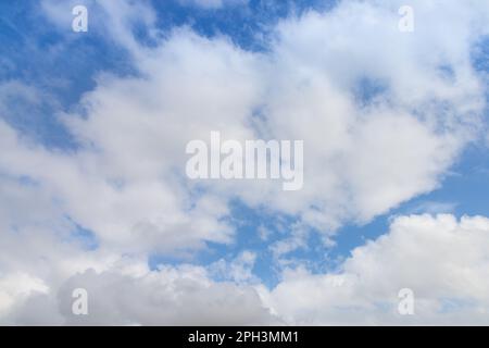 Estate blu cielo nuvola gradiente chiaro sfondo bianco. Bellezza limpido nuvoloso al sole calmo luminoso inverno bacground aria. Blu azzurro brillante e cupo i Foto Stock