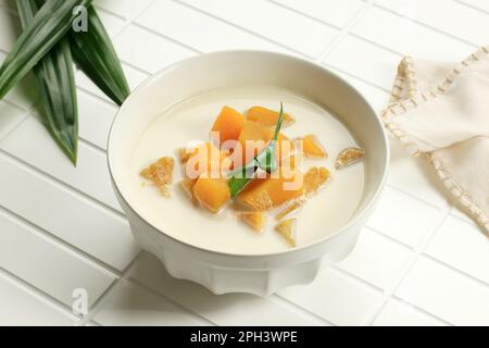 Latte di cocco Pumpkin stufato, Thai Dessert bollito a fette di frutta di zucca in latte di cocco con zucchero di palma. Kolak Labu Ifthar Food Foto Stock