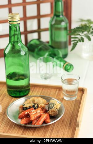 Bottiglia di Soju e menu piatto coreano Anju Tteokbokki Foto Stock