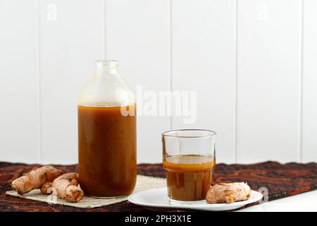 Jamu Kunir ASEM o Kunyit Asam, bevanda tradizionale indonesiana a base di erbe a base di curcuma, Tamarind, zucchero di palma. Booster Imune sano Foto Stock