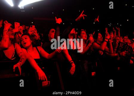 Roma, Italia. 25th Mar, 2023. Fan della rock band Maneskin partecipa allo spettacolo dal vivo al Palazzo dello Sport di Roma. Credit: SOPA Images Limited/Alamy Live News Foto Stock