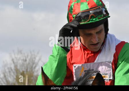 Newbury, Regno Unito. 25th Mar 2023. Harry Skelton saluta la folla nel recinto del vincitore dopo aver vinto la 2,05 su Heltenham, allenata da Dan Skelton, all'ippodromo di Newbury, Regno Unito. Credit: Paul Blake/Alamy Live News. Foto Stock