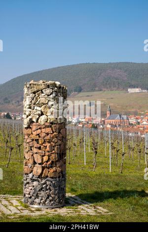 Colonna di pietra con pietra calcarea, arenaria rossa e gneiss, Sankt Martin, strada del vino tedesco o anche meridionale, Palatinato meridionale, Palatinato Foto Stock