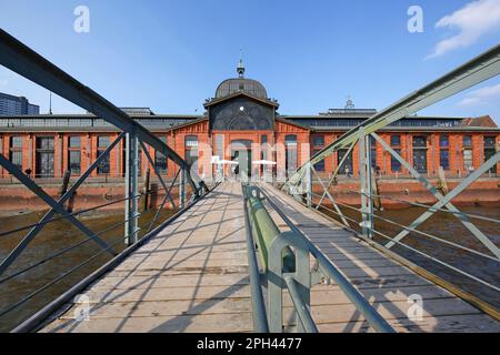 Centro eventi ex sala d'asta del pesce sull'Elba con molo del mercato del pesce Altona, porto di Amburgo, Germania Foto Stock