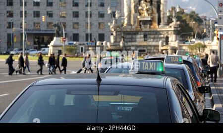 Fila di taxi in attesa per i passeggeri a Placa d#39;Spagna a Barcellona, Spagna Foto Stock