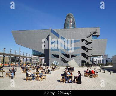 Barcellona, Spagna - 02 marzo 2016: Gente della città che si rilassa in sedie a sdraio su Placa de les Glories Catalanes di fronte al Museo del Design Disseny e. Foto Stock