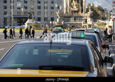 Barcellona, Spagna - 29 febbraio 2016: Fila di taxi in attesa dei passeggeri a Placa d#39;Spagna Foto Stock