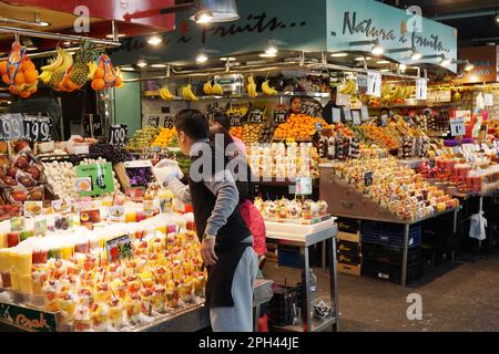 Barcellona, Spagna - 02 marzo 2016: Bancarelle Mercat de Sant Josep, meglio conosciuta come la Boqueria, che offre frutta fresca e succo di frutta Foto Stock