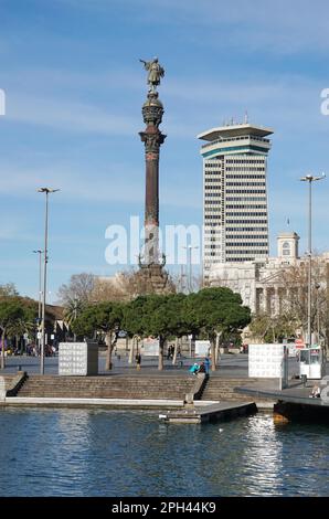 Barcellona, Spagna - 01 marzo 2016: Monumento a Colombo visto dalla Rambla de Mar Foto Stock