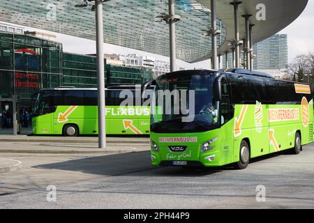 Amburgo, Germania - 12 marzo 2016: ZOB Bus-Port Amburgo è la stazione centrale degli autobus nazionali e internazionali a lunga distanza Foto Stock