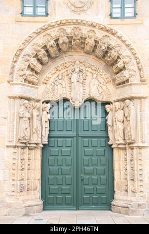 Porta riccamente decorata di San Jerónimo o San Xerome palazzo a Santiago de Compostela, Galizia, Spagna Foto Stock