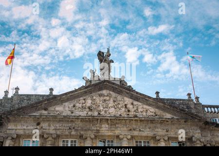 Facciata del Palacio de Raxoi in piazza Obradoiro, a Santiago de Compostela, Spagna Foto Stock