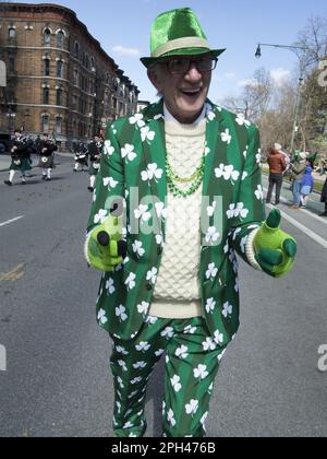 Uomo in costume shamrock alla parata di San Patrizio a Park Slope, Brooklyn, NY Foto Stock